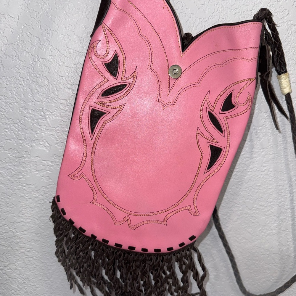 Montana Silversmiths Pink and Black Western Bag
Excelente use condition. - Picture 7 of 9